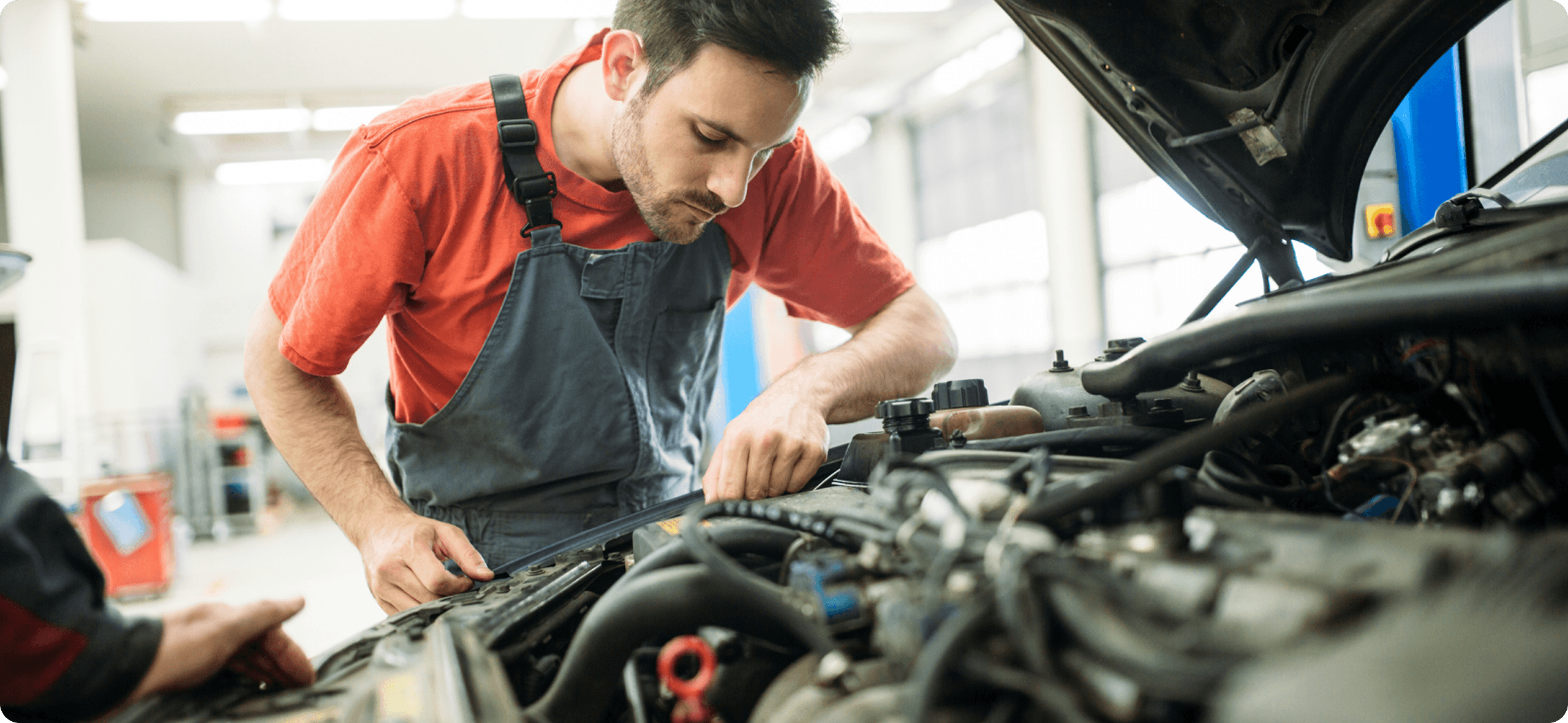 Mechaniker bei der Arbeit in der Autoklinik Reutlingen.